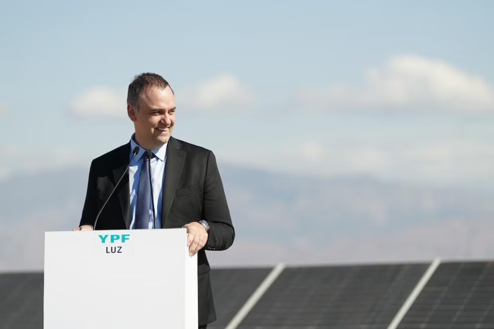 Política Manuel Adorni renunciará también como director de YPF por el Estado y se aleja de todos los cargos