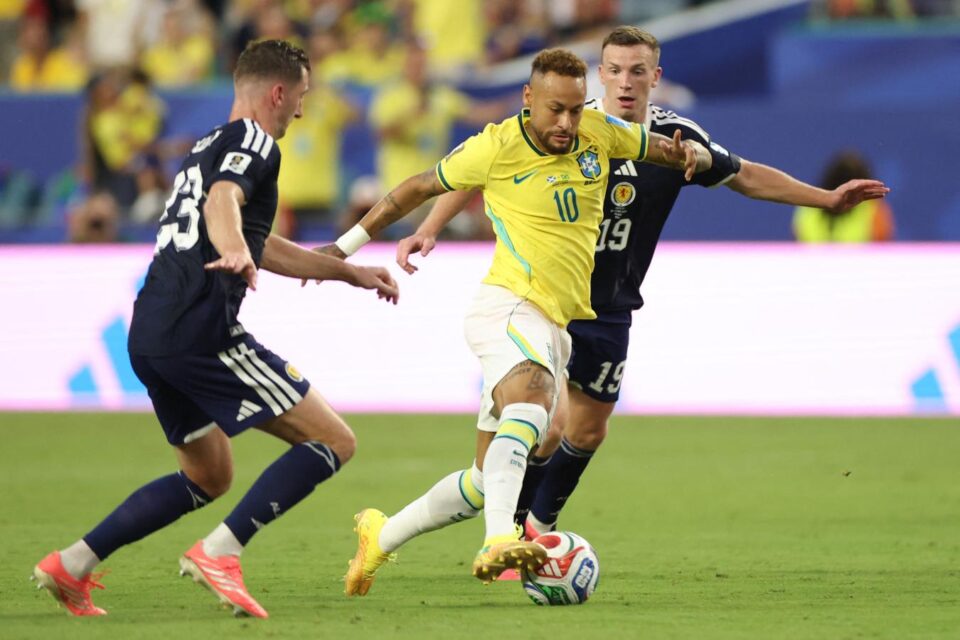 En el debut de Neymar, Brasil goleó a Escocia y se clasificó primera en el Grupo E