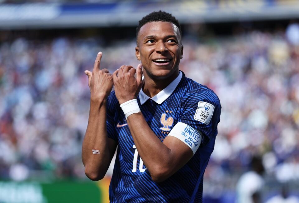 Francia cambió la cara en el segundo tiempo y ganó en el debut con un doblete récord de Mbappé