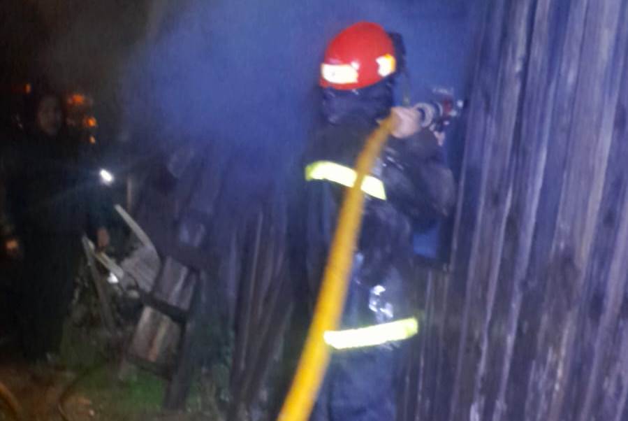 Susto en el barrio Centenario: una pareja de abuelos se salvó tras incendiarse su vivienda