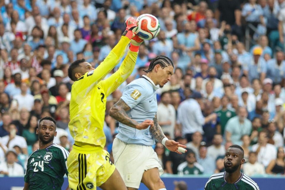 Uruguay peloteó a Arabia Saudita y empató 1-1 en su debut en el Mundial