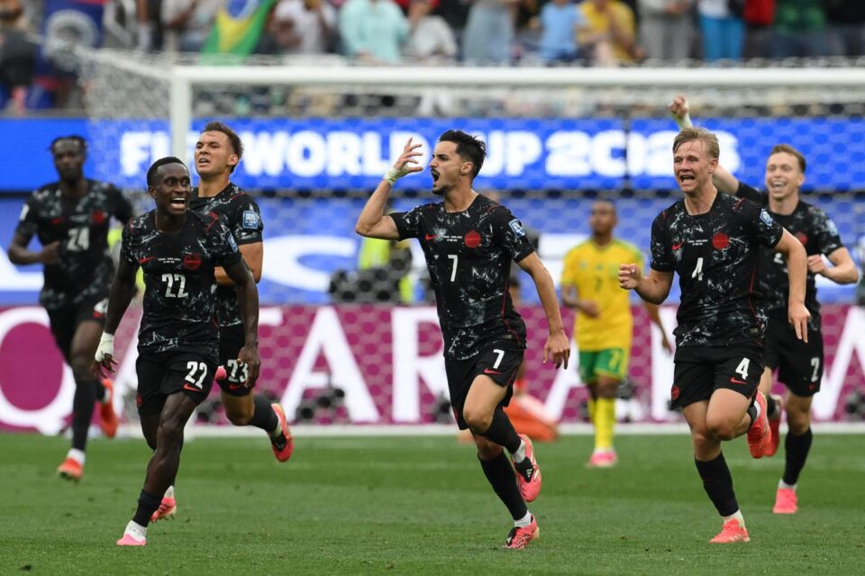 Canadá le ganó sobre la hora a Sudáfrica y es el primer clasificado a octavos de final del Mundial