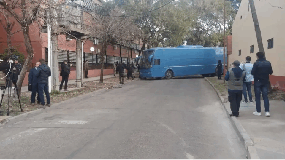 Juicio por Loan: el colectivo que trasladaba a imputados chocó un árbol