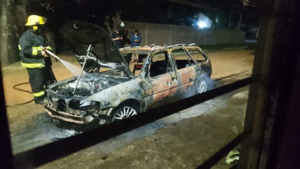Terror en Alvear: Quemaron el auto de una familia, balearon la casa y un proyectil casi mata a un nene de 9 años