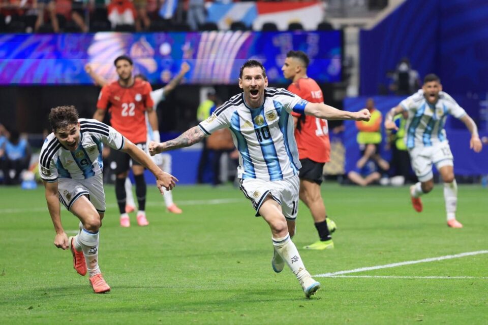 Con el orgullo del campeón, Argentina remontó un partidazo y le ganó 3-2 a Egipto para avanzar a cuartos