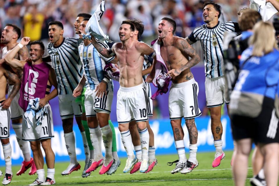 Argentina le ganó 3-1 a Suiza en el alargue y jugará una semifinal histórica ante Inglaterra