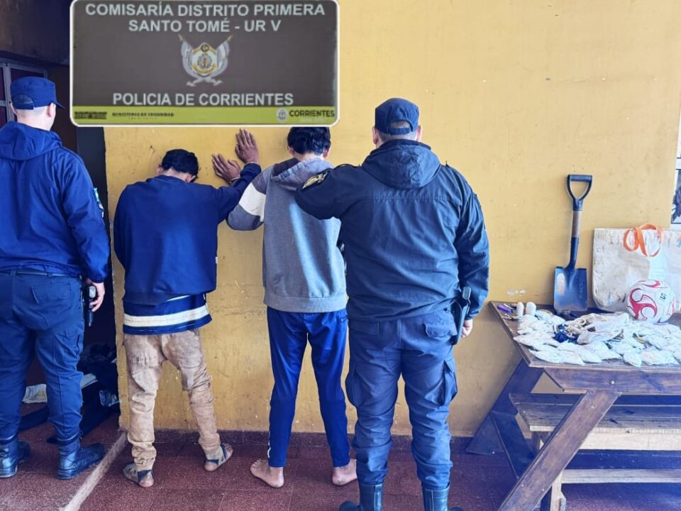 Atrapan a dos sujetos merodeando con herramientas, candados y mercadería robada en Santo Tomé