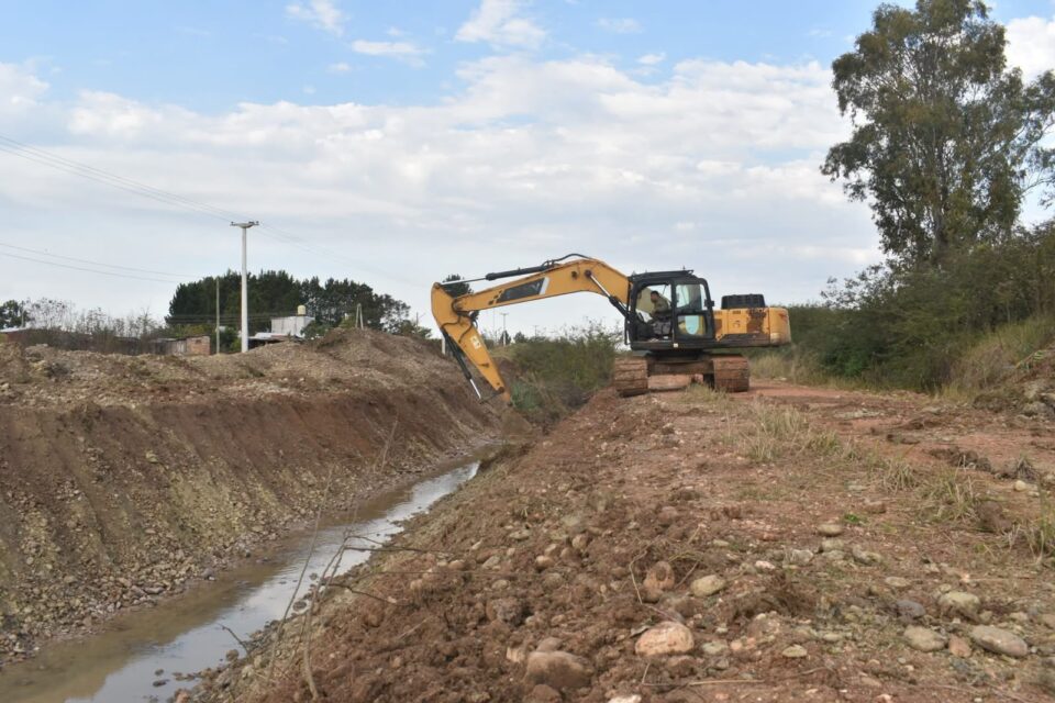 Avanzan con nuevas tareas de limpieza y mantenimiento en el arroyo Tapera
