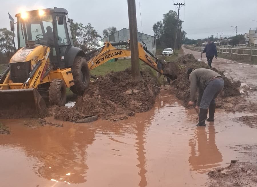 Ante la posibilidad de posibles temporales: cuadrillas municipales limpian canales clave ante el alerta por lluvias y tormentas