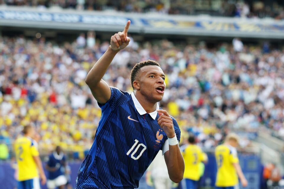 Francia goleó a Suecia de la mano de Mbappé y chocará en octavos de final con Paraguay