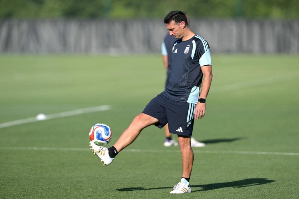 Argentina ya está en Atlanta para enfrentar a Inglaterra y Scaloni define el once